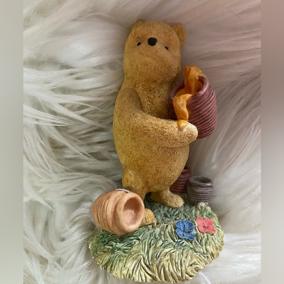 VINTAGE 1980’s Disney Classic Pooh Figurine “Pooh Eating Hunny” by Border Art - Picture 2 of 4